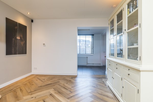 Foto - Verkocht onder voorbehoud: Instapklare gemoderniseerde hoekwoning uit 1920 met 4 slaapkamers, aanbouw met leef keuken en bijkeuken, eigen oprit (2 auto's) en een onderhoudsvriendelijke tuin gelegen op het Zuiden.